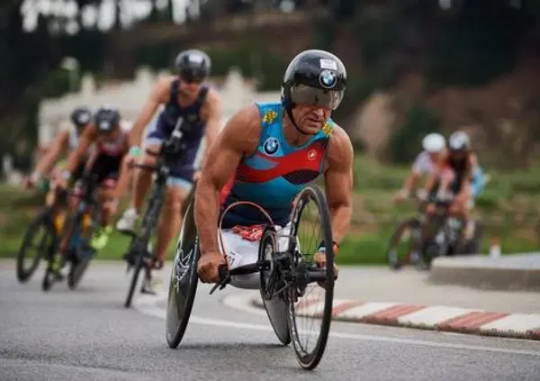 Alex Zanardi era una poesia. E ha insegnato a chi non segue lo sport come si vince il mondiale della vita 