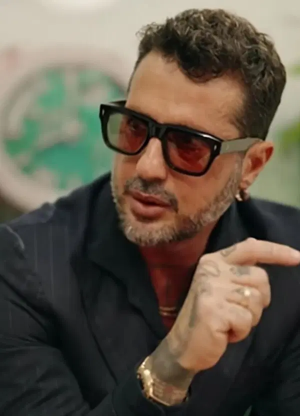 Fabrizio Corona avverte sullo scandalo arbitri: &ldquo;&Egrave; la nuova Calciopoli, altro che esc*rt. Con Falsissimo sconvolger&ograve; tutti: dentro anche Napoli e Conte&rdquo;. Ma cosa sa l&rsquo;ex re dei paparazzi?