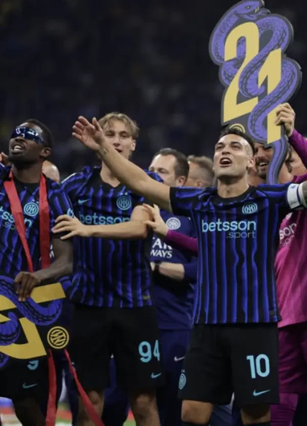 &Egrave; l&rsquo;ora dei Campioni d&rsquo;Italia: l&rsquo;Inter vince il ventunesimo scudetto a San Siro. Dal tributo ad Alex Zanardi al canto della curva Nord per Chivu: dominio nerazzurro in Serie A