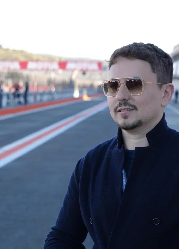Lorenzo: &ldquo;Il problema di Marquez &egrave; il braccio. Aprilia fa paura, Ducati&hellip; sembra un trattore&rdquo;