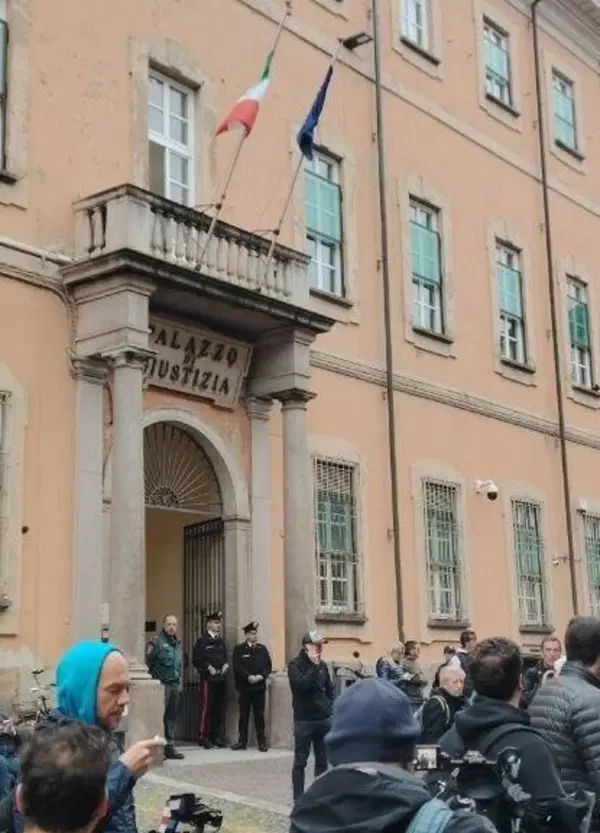 Delitto di Garlasco: dai criminologi in sedia a rotelle sotto la pioggia ai ragazzini che fan sega a scuola per vedere Andrea Sempio e Marco Poggi. A Pavia ci voleva un antropologo, un prete o una consulenza personologica... reportage mistico