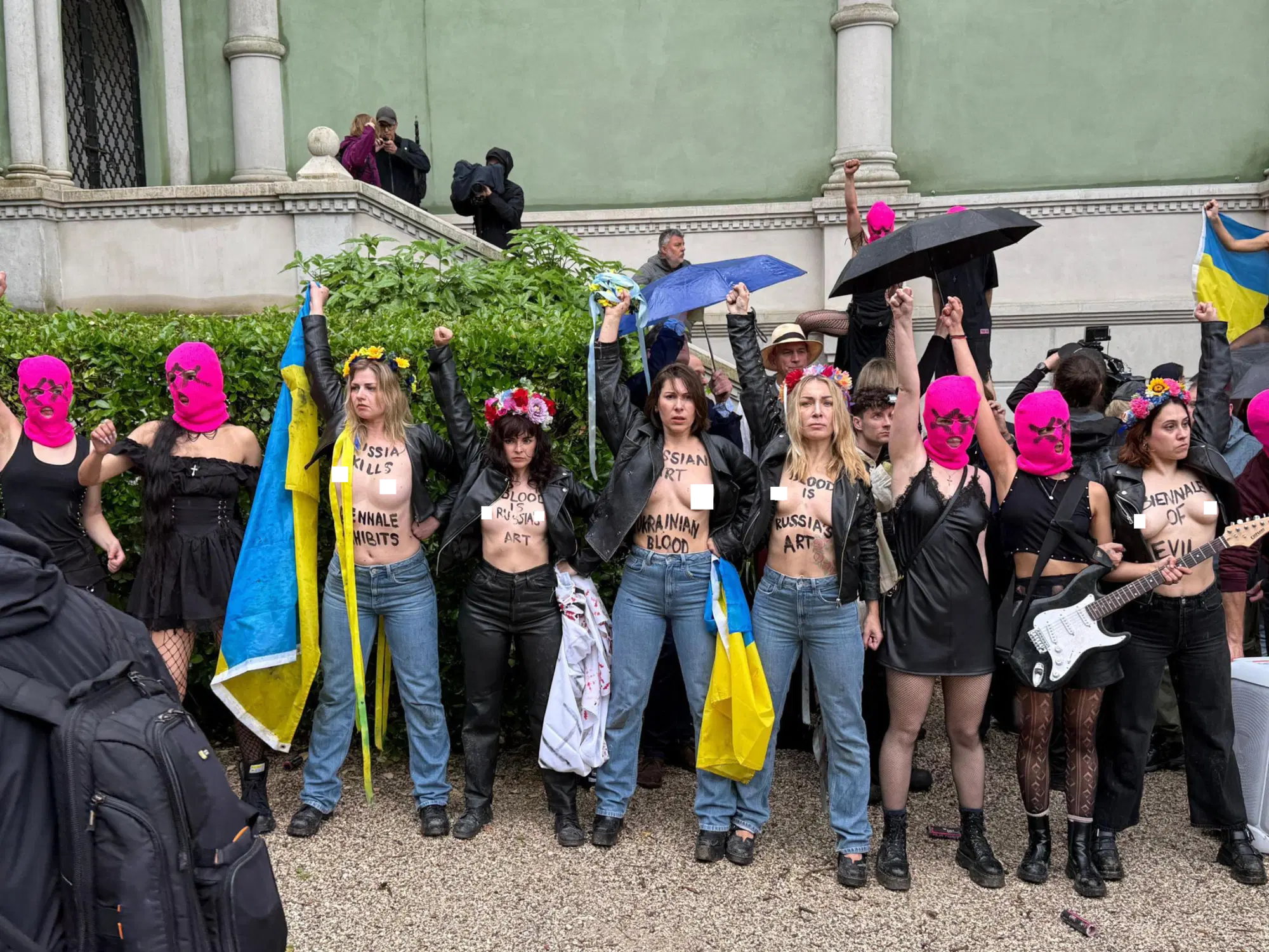 Le pussy riot in protesta davanti al padiglione della Russia alla Biennale di Venezia