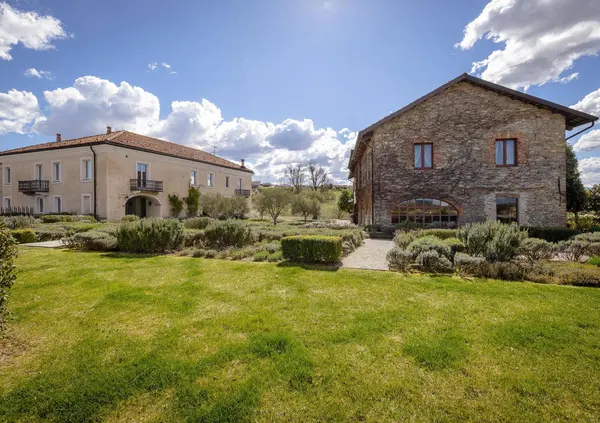 Il vino allena l&rsquo;uomo alla bellezza, come il nuovo Relais dei Poderi Luigi Einaudi nel cuore delle Langhe