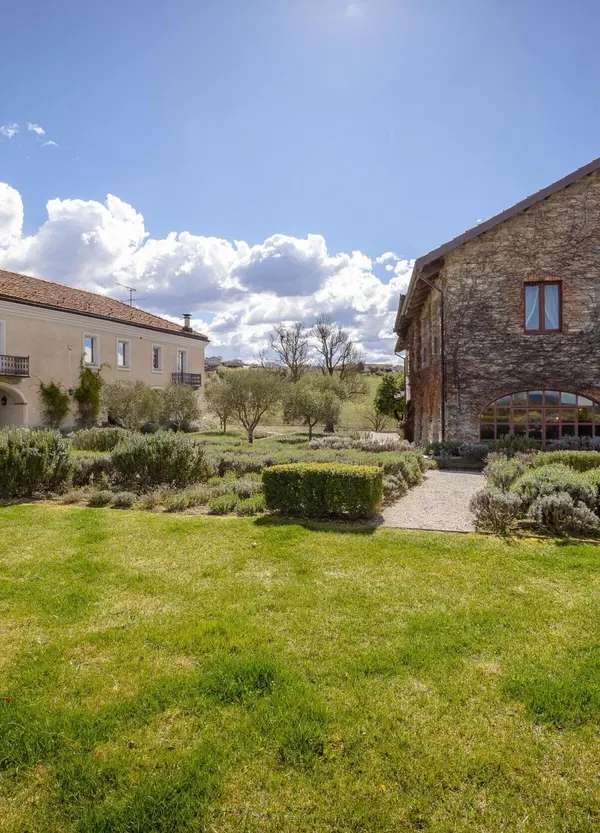 Il vino allena l&rsquo;uomo alla bellezza, come il nuovo Relais dei Poderi Luigi Einaudi nel cuore delle Langhe