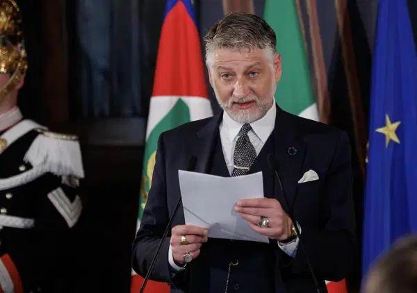 Altro che David di Donatello: il ministro Giuli &egrave; nel fuoco incrociato. Attori e registi lo criticano dal palco di Cinecitt&agrave; (i sindacati da fuori) e ora pure La Verit&agrave; lo attacca per i film sovvenzionati dal suo Ministero