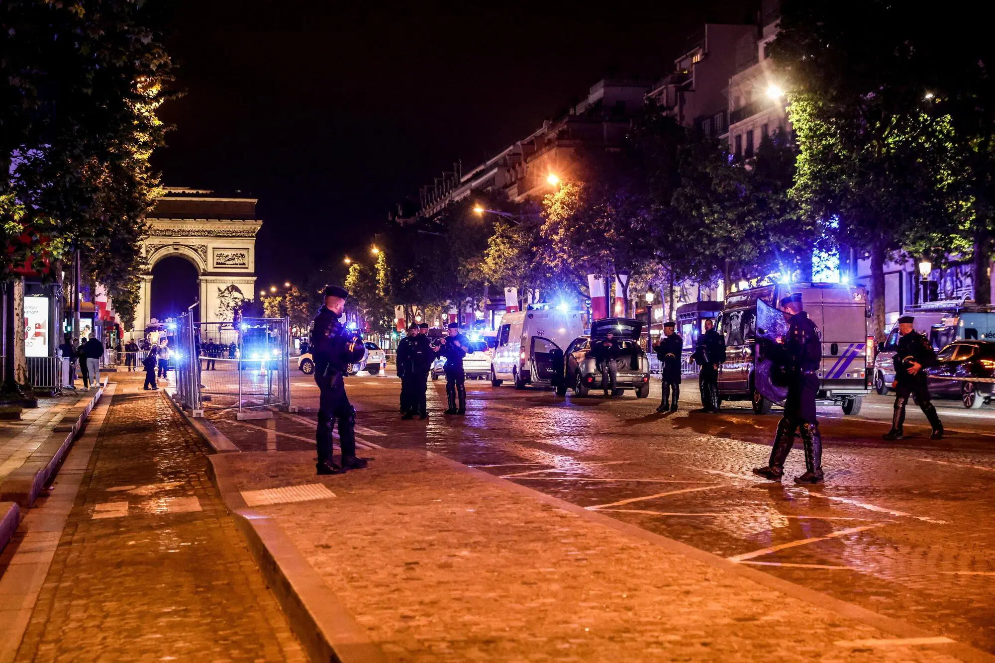 Gli Champs Elys&eacute;es controllati dalla polizia
