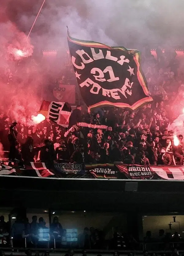 Il Psg &egrave; (quasi) invincibile, ma ha un solo &ldquo;problema&rdquo;: gli ultras. Parigi brucia dopo la vittoria con il Bayern in Champions: scontri tra tifosi e polizia, cassonetti in fiamme, 127 arresti e decine di feriti