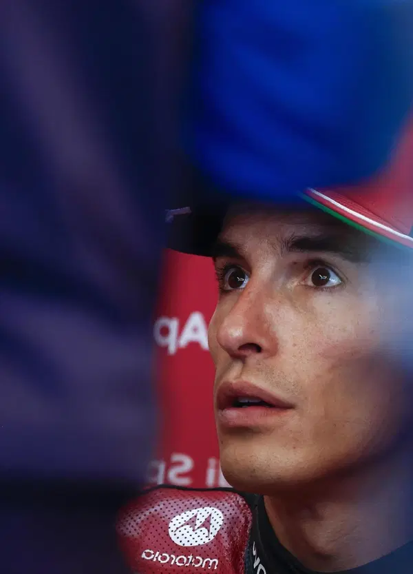 Le strane manovre della Direzione gara a Le Mans per &ldquo;La regola Marc Marquez&rdquo;: prima una disposizione assurda, poi la rettifica