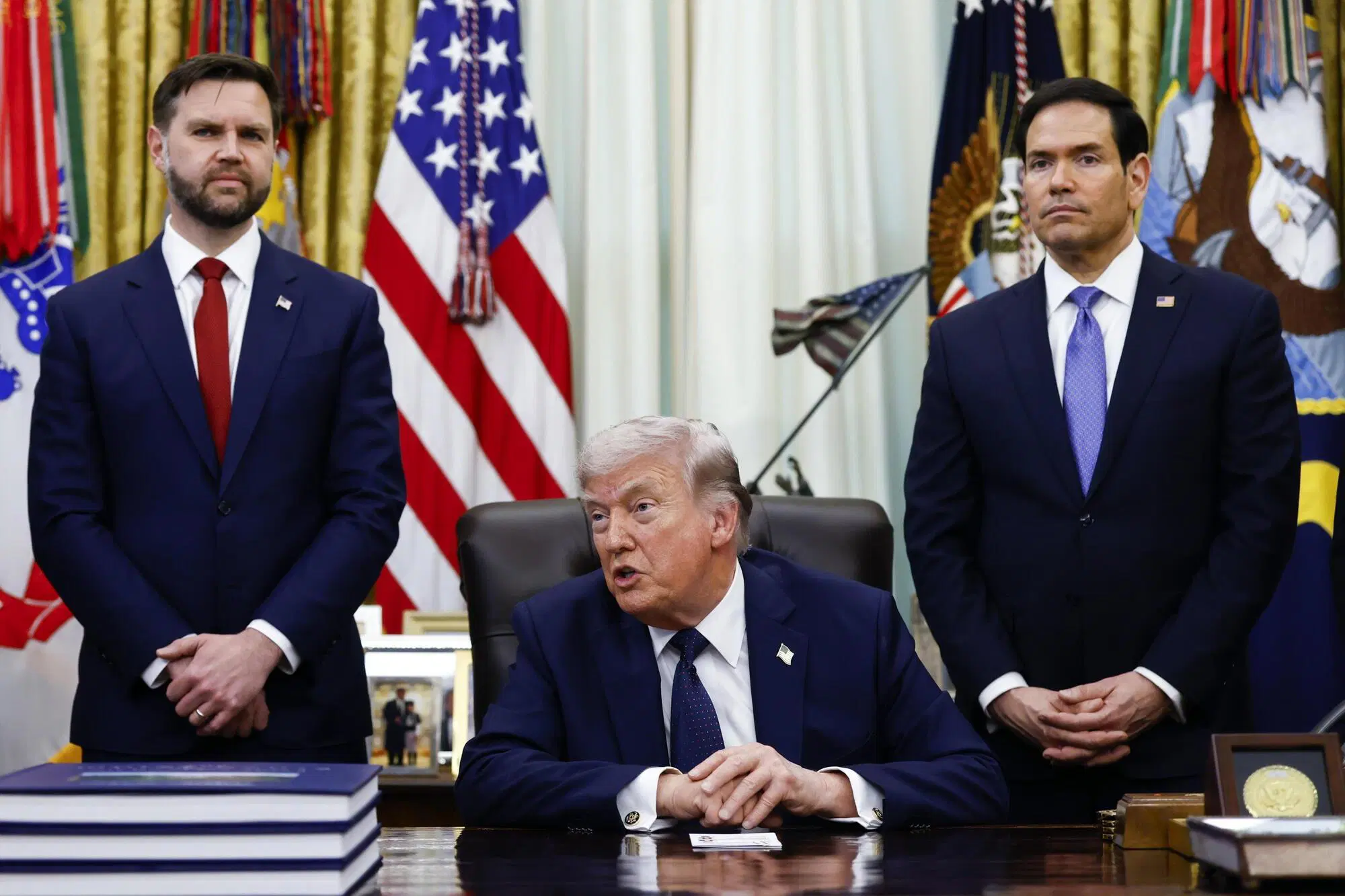 Il presidente Usa Donald Trump, il vicepresidente Jd Vance (a sinistra) e il segretario di Stato Marco Rubio (a destra)