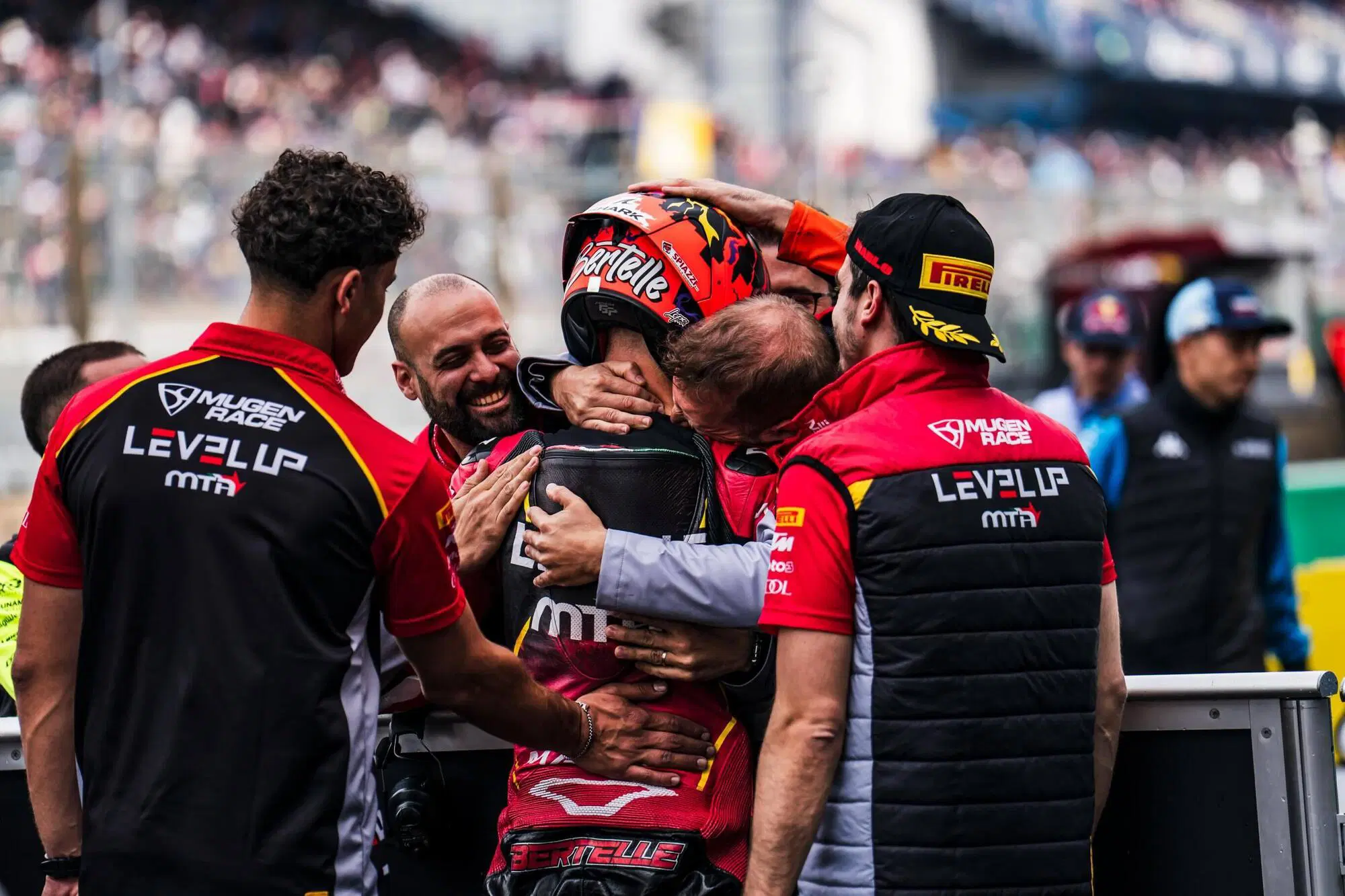 Matteo Bertelle con i membri del team LevelUP MTA a Le Mans.