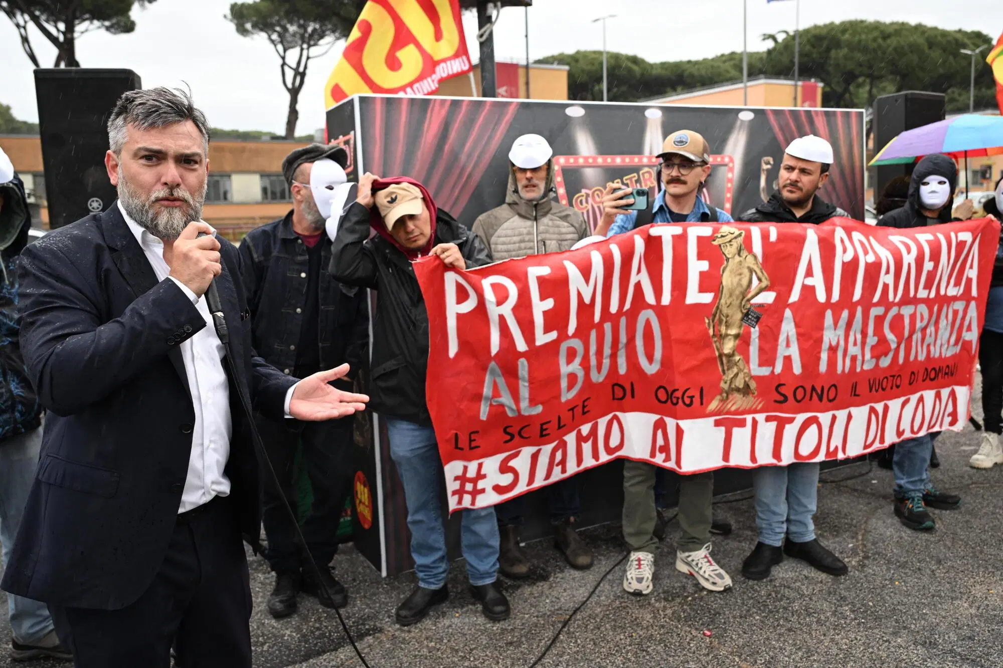La protesta delle maestranze fuori da Cinecitt&agrave;