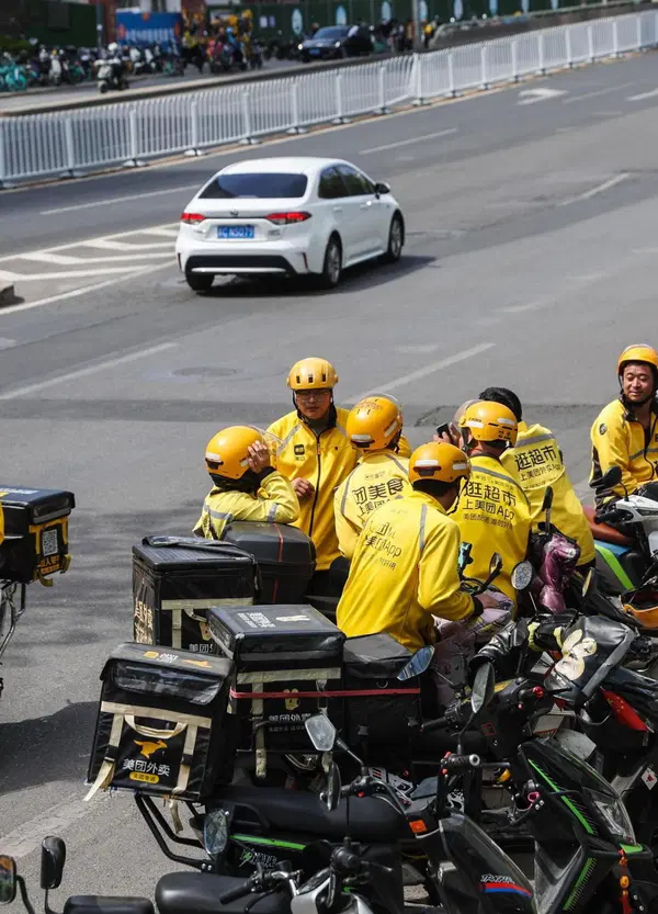 Schiacciati dal lavoro e risucchiati dalla gig economy. Abbiamo letto &ldquo;Consegno pacchi a Pechino&rdquo; (Laterza), il caso editoriale dell&rsquo;anno che racconta perch&eacute; i rider sono i nuovi proletari del XXI secolo