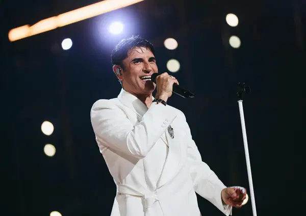 Sal Da Vinci sgancia un&rsquo;altra bomba trash mentre &egrave; all&rsquo;Eurovision: annunciata la sua nuova bachata napoletana &ldquo;Poesia&rdquo;, che far&agrave; rimorchiare i boomer nelle balere (ma &egrave; veramente questa la musica che vuole fare o sta cercando solo la hit estiva?)