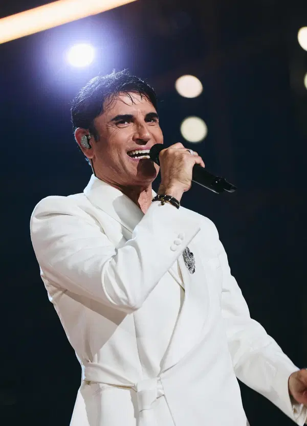 Sal Da Vinci sgancia un&rsquo;altra bomba trash mentre &egrave; all&rsquo;Eurovision: annunciata la sua nuova bachata napoletana &ldquo;Poesia&rdquo;, che far&agrave; rimorchiare i boomer nelle balere (ma &egrave; veramente questa la musica che vuole fare o sta cercando solo la hit estiva?)
