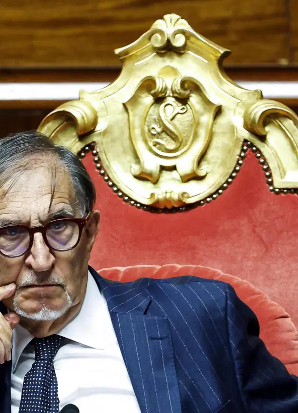 Signori, ecco il nostro presidente del Senato La Russa: &ldquo;Non &egrave; male una seduta a tre con la Gelmini e con la Carfagna&rdquo;. Il vero talento di Ignazio Benito &egrave; trasformare una sede istituzionale nel bar sotto casa