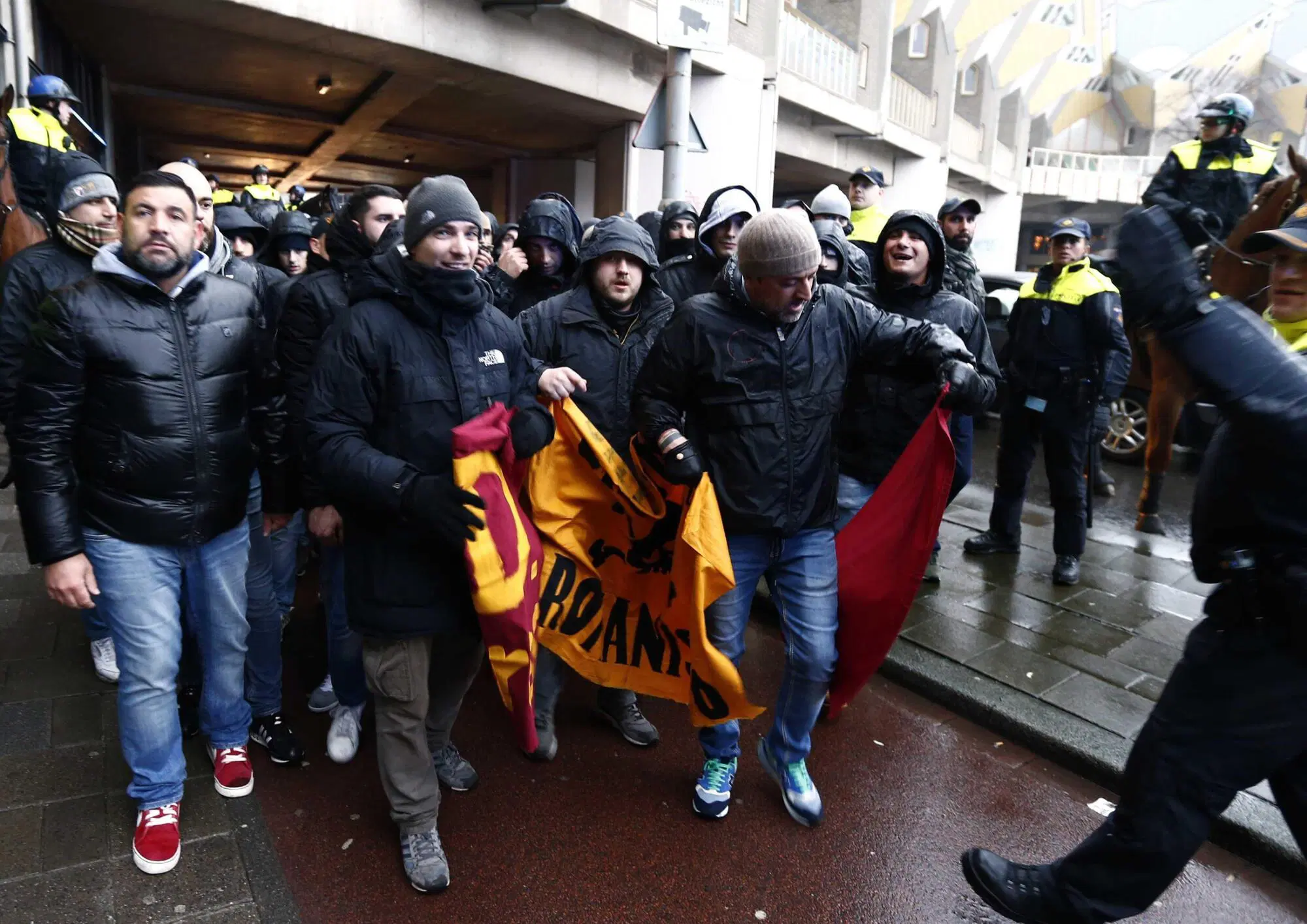 Gli ultras della Roma in trasferta a Rotterdam