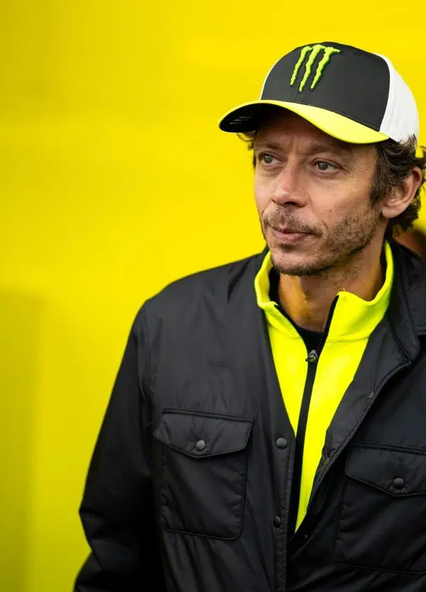 Rabbia e par condicio a Barcellona: Bagnaia parla chiaro, Mart&iacute;n pensa a Salom. E Valentino...
