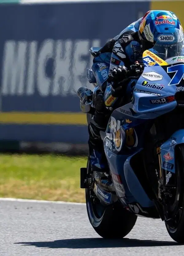 Nella Sprint di Barcellona, Pedro Acosta &egrave; secondo tra i due che Ducati ha gi&agrave; salutato. Pecco quinto, crisi Bezzecchi 