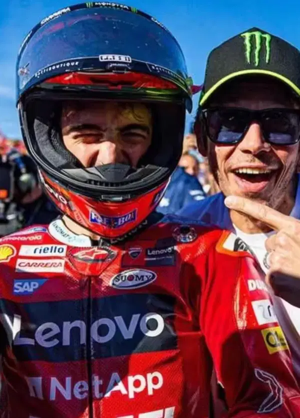 Valentino Rossi se ne f*tte del politically correct: &ldquo;Mi piacerebbe che alla Ducati si impegnassero come fa Pecco&rdquo;. E Bagnaia risponde serafico