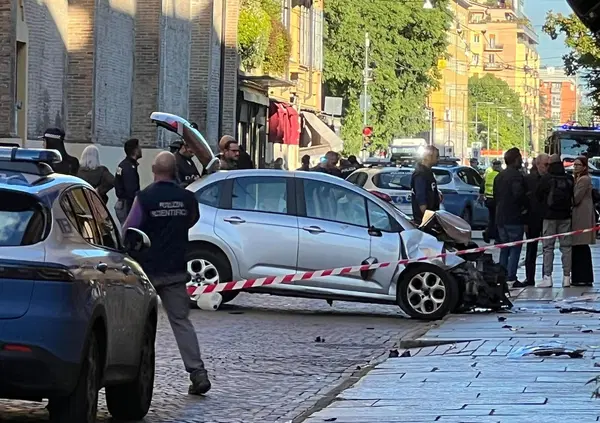 Attentato a Modena, quello che si sa: auto sulla folla, chi &egrave; l'uomo con il volto insanguinato che ha bloccato l'attentatore, &egrave; terrorismo oppure no?