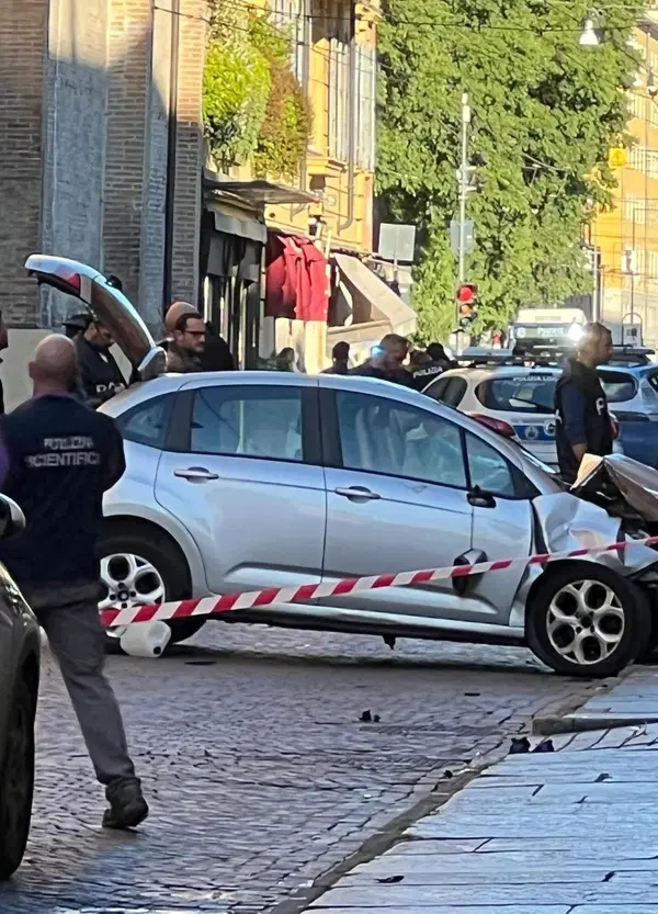 Attentato a Modena, quello che si sa: auto sulla folla, chi &egrave; l'uomo con il volto insanguinato che ha bloccato l'attentatore, &egrave; terrorismo oppure no?