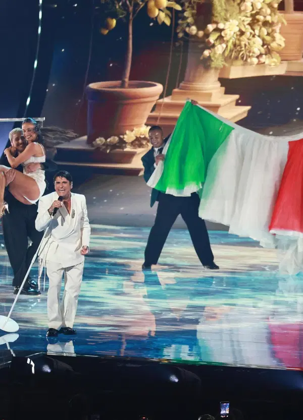 Sal Da Vinci come Cenerentola, la fiaba tricolore: dai sacrifici al tulle che gli vale un quinto posto all&rsquo;Eurovision