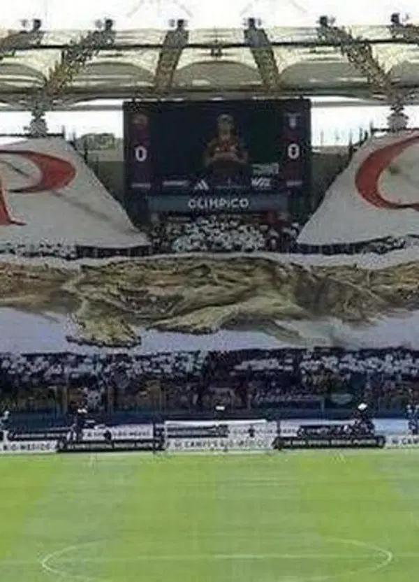 Tra ultras di Roma e Lazio &egrave; battaglia: la curva Nord contro &ldquo;Gasperini a catena&rdquo; e i romanisti &ldquo;spettatori provetti&rdquo;, la Sud si prende tutto l&rsquo;Olimpico con una coreografia monumentale