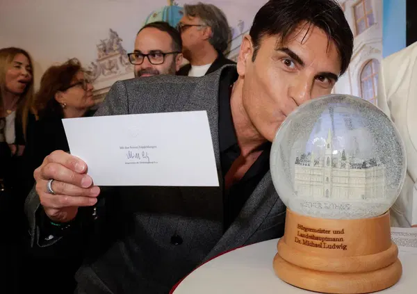 In Italia il successo vale una laurea honoris causa? Dopo la partecipazione fortunata di Sal Da Vinci all&rsquo;Eurovision, ci si accorge del suo talento 