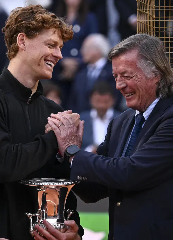 Adriano Panatta, la carezza a Sinner e il confronto tra i due mondi: &ldquo;Io ho divertito l&rsquo;Italia, Jannik la fa vincere&rdquo;. L&rsquo;appuntamento &egrave; al Roland Garros: &ldquo;Non vedo l&rsquo;ora di dargli la coppa a Parigi&rdquo;
