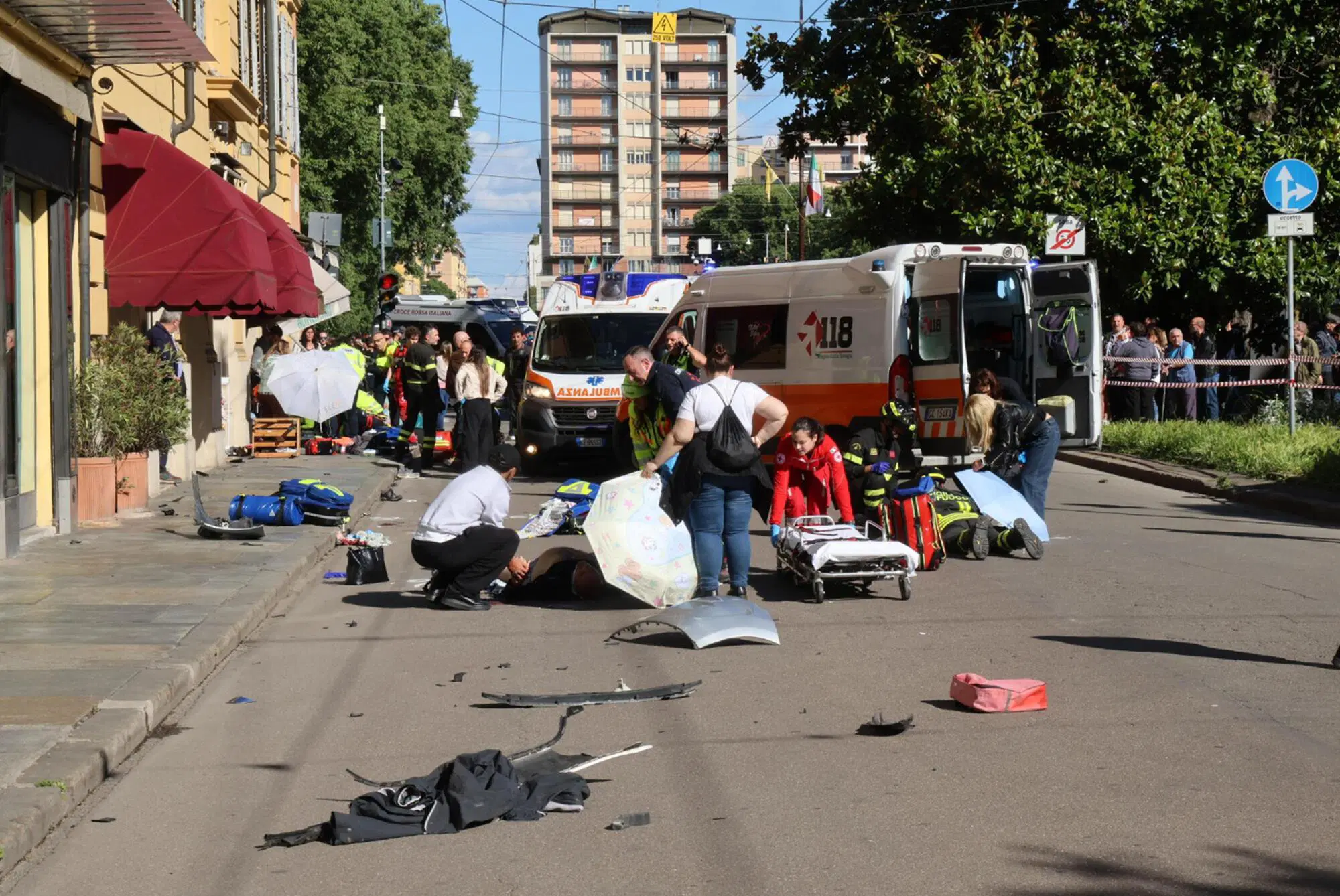 Le ambulanze a Modena dopo l attentato Ansa