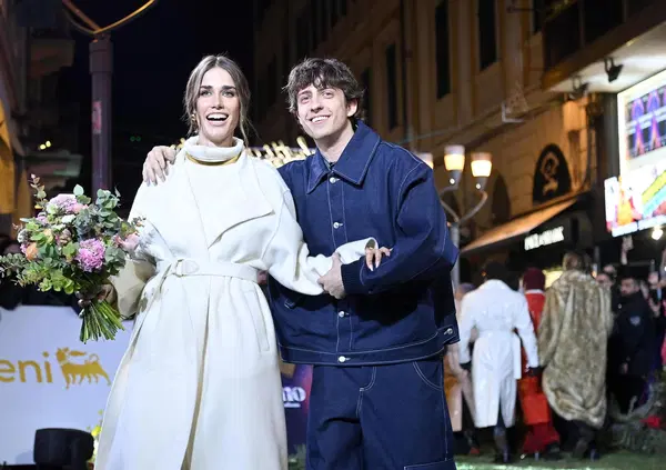 Clara e SanGiovanni cantano &ldquo;Le ragazze&rdquo;, un'altra hit di plastica. Ma chi li ha costretti?