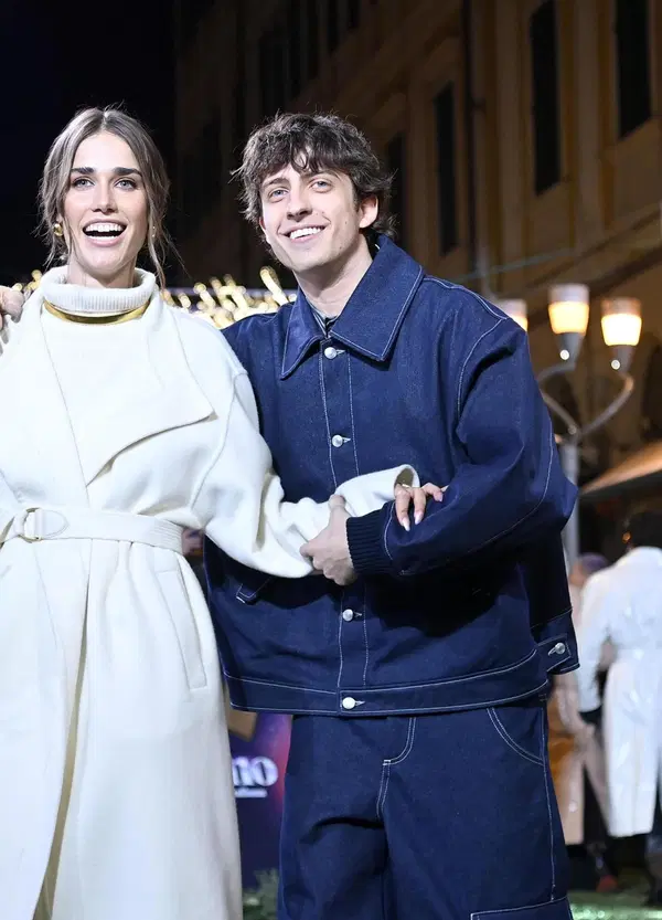 Clara e SanGiovanni cantano &ldquo;Le ragazze&rdquo;, un'altra hit di plastica. Ma chi li ha costretti?