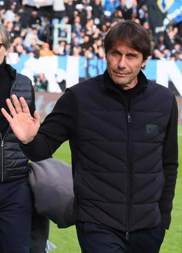 Prima Corona critica i calciatori senza valori e poi attacca chi li bacchetta? La verit&agrave; &egrave; che Conte della puntata di Falsissimo ne esce come un allenatore vero