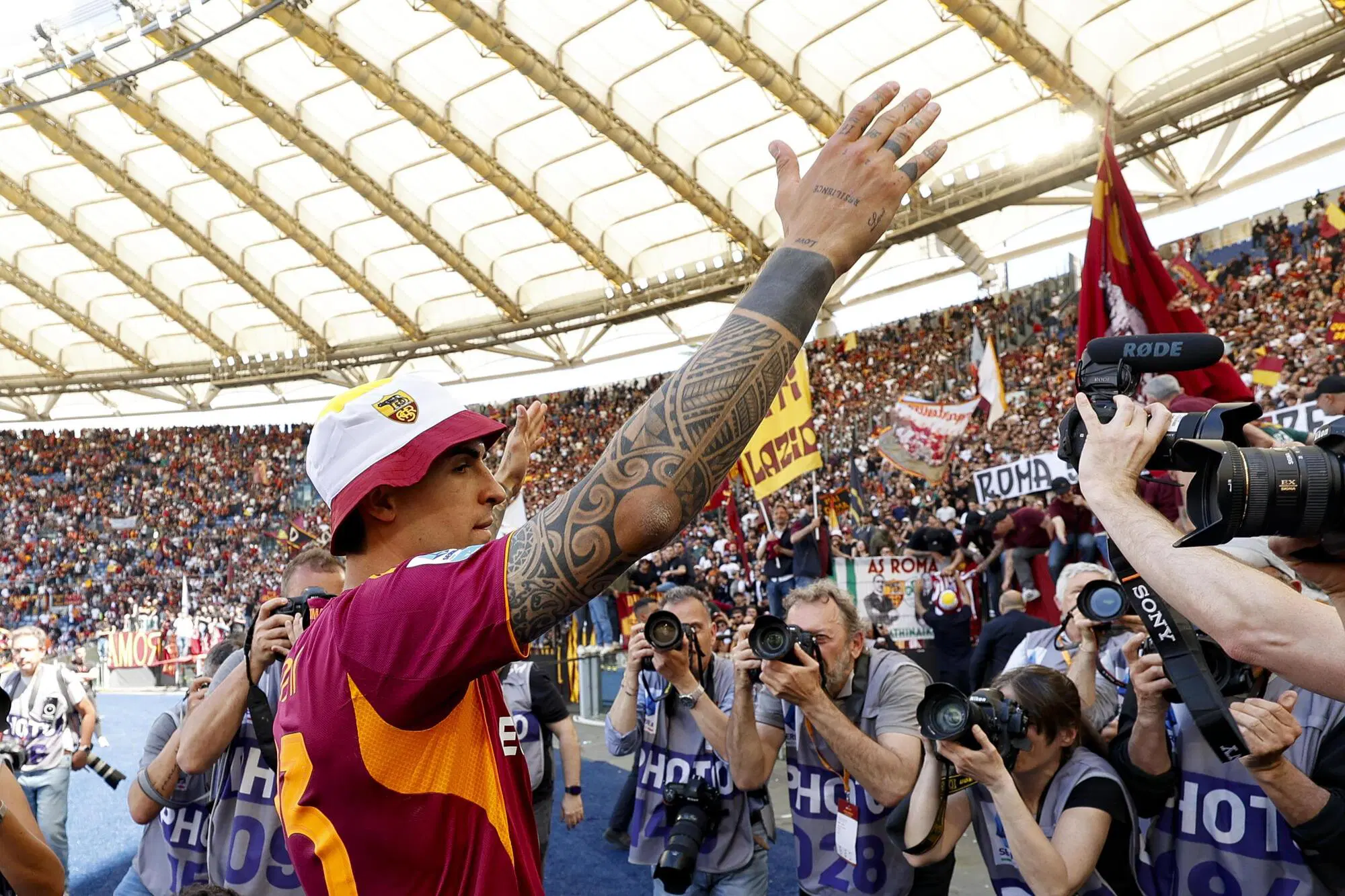 Gianluca Mancini sotto la curva Sud nel derby