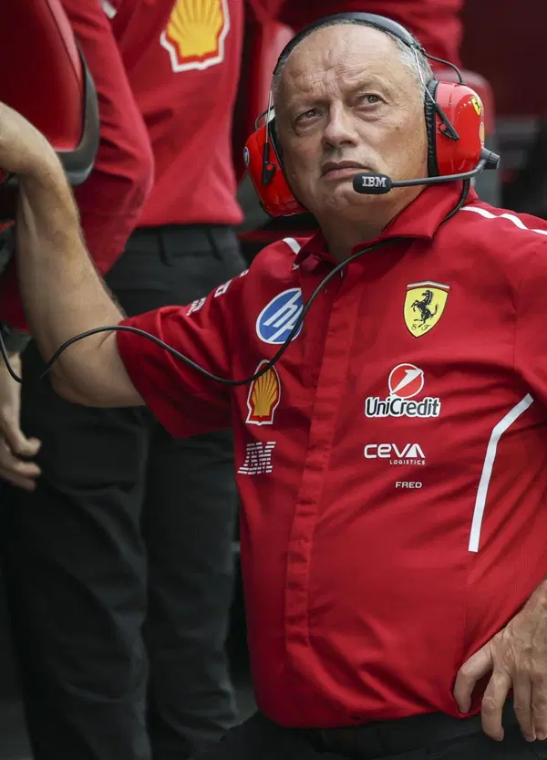 Vasseur attacca la FIA, che ha penalizzato Ferrari: &ldquo;Senza la luce blu in partenza, alcune vetture sarebbero ancora in griglia a Shanghai&rdquo;