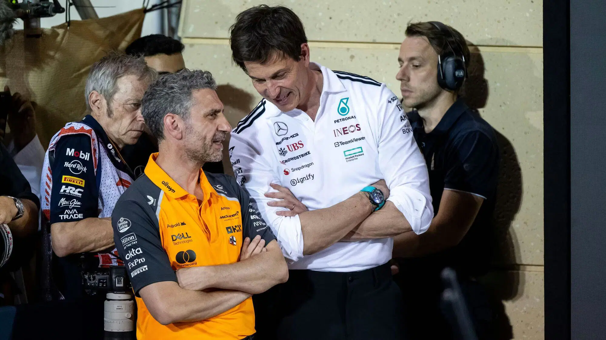 Andrea Stella (McLaren) e Toto Wolff (Mercedes).