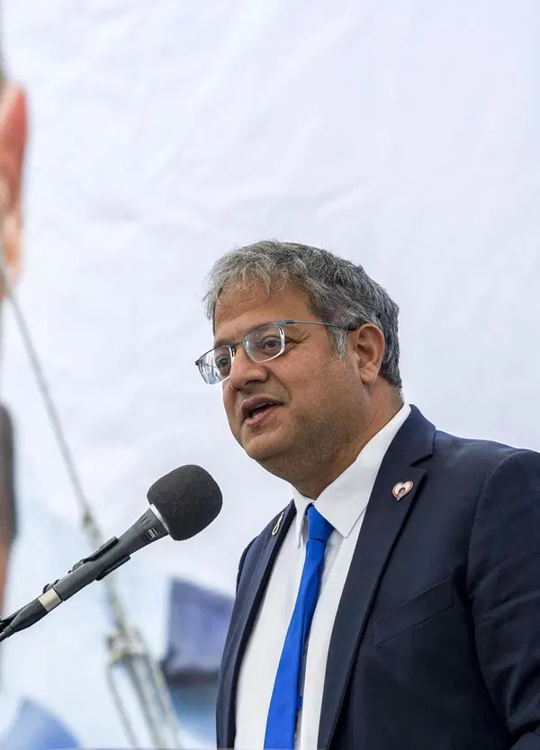 Chi &egrave; Itamar Ben Gvir, il ministro israeliano che ha fatto inginocchiare gli attivisti della Flotilla? Ce lo dicono i politici, da Mattarella a Conte: &ldquo;spettacolo vergognoso&rdquo;, &ldquo;pirati&rdquo;, &ldquo;farabutti criminali&rdquo;