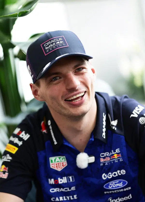 Fermi tutti, abbiamo trovato il Tallone d&rsquo;Achille di Max Verstappen nelle corse in auto: disastro vero in NASCAR al simulatore