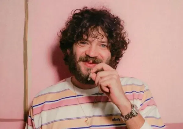 Ma chi &egrave; Paolo Antonacci aka Paolo Santo? Un autore di hit per gli altri e un figlio d&rsquo;arte che non vuole pi&ugrave; seguire le regole del mainstream