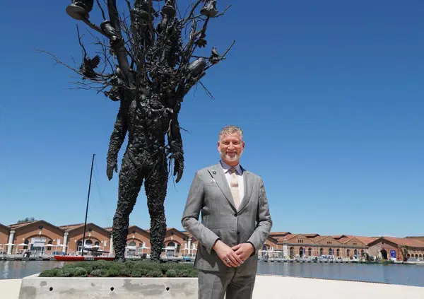Giuli potrebbe (o vorrebbe) tornare al Maxxi? Per farlo deve smarcarsi da Fdi e avvicinarsi alla sinistra (e gi&agrave; lo sta facendo). Le voci romane sul ministro della Cultura