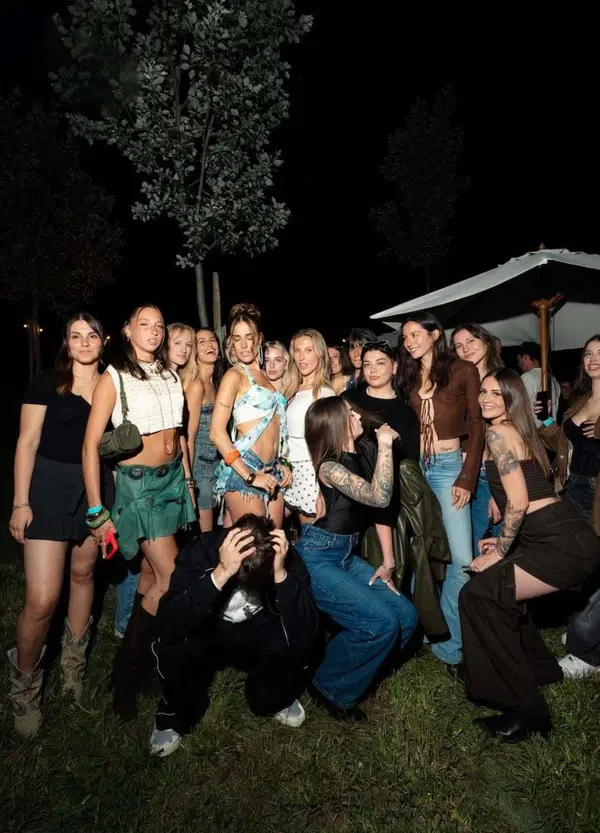 Ci siamo imbucati al release party del singolo "Le ragazze" di  Clara e Sangiovanni, ed ecco i prossimi pettegolezzi di cui si parler&agrave;, dal rumor di Cleo delle Bambole di Pezza con Achille Lauro al perch&eacute; del nuovo singolo