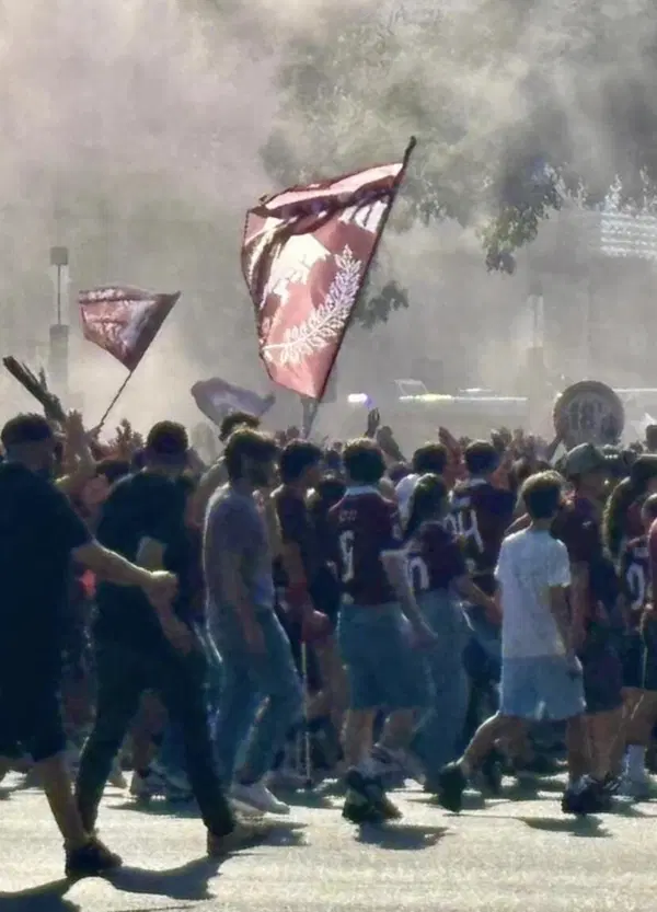 Rabbia ultras a Torino: un tifoso della Juventus &egrave; in codice rosso, sui social circola l&rsquo;ipotesi del lacrimogeno. La curva bianconera si svuota e i granata tolgono gli striscioni per solidariet&agrave;