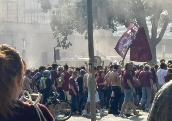 Retroscena dagli scontri ultras a Torino: &ldquo;Il tifoso della Juve colpito? Si stava allontanando dai tafferugli. Una bottiglia non causa una ferita del genere&rdquo;. L&rsquo;ipotesi del lacrimogeno e la situazione nella curva bianconera