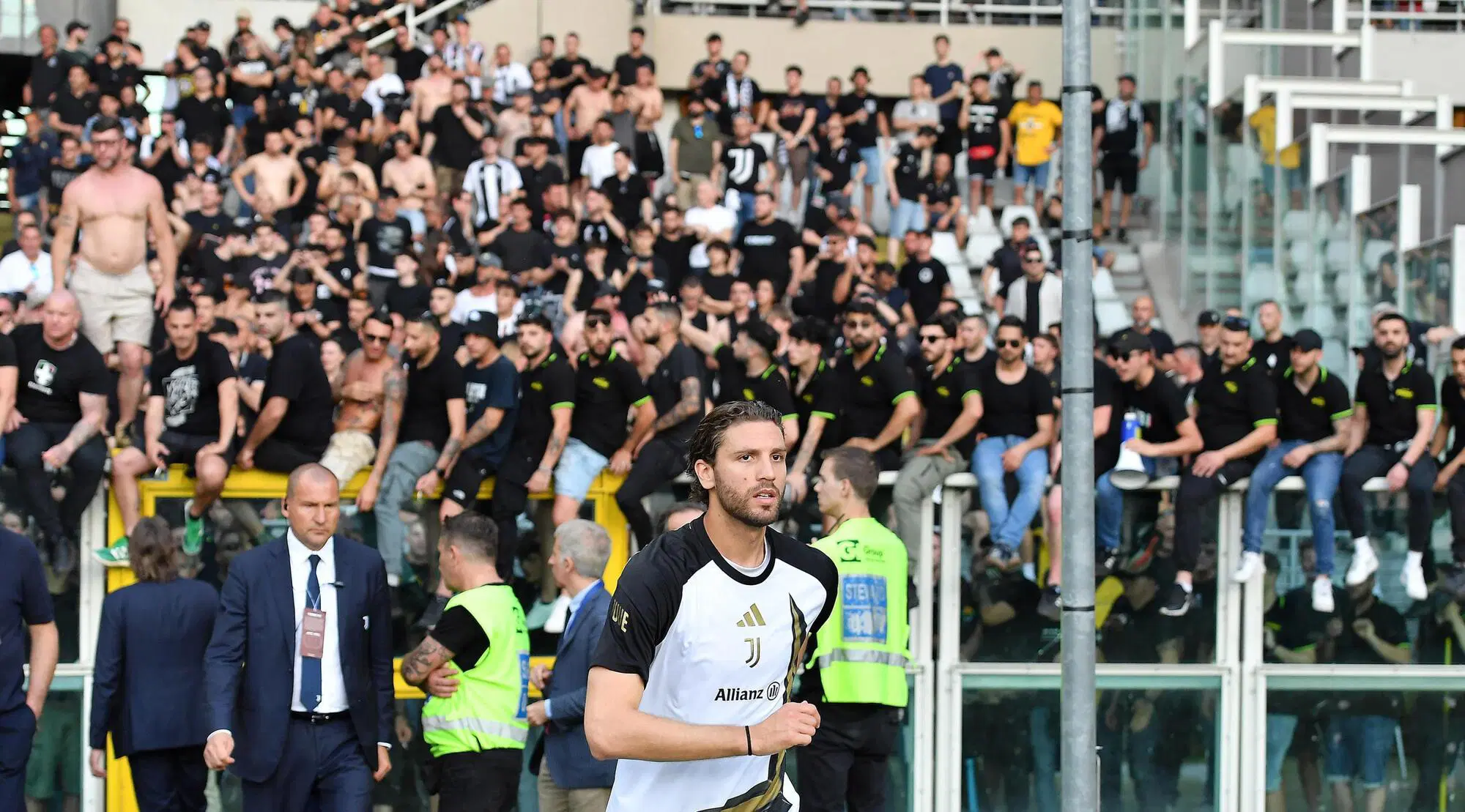 La protesta della curva della Juventus dentro lo stadio Grande Torino