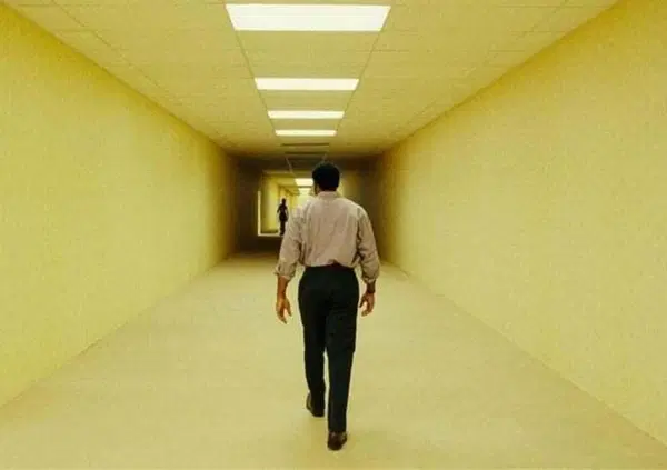 Abbiamo visto in anteprima &ldquo;Backrooms&rdquo;, l&rsquo;horror di esordio di Kane Persons: un film clamoroso! Ecco perch&eacute; segna l&rsquo;anno zero del cinema weird
