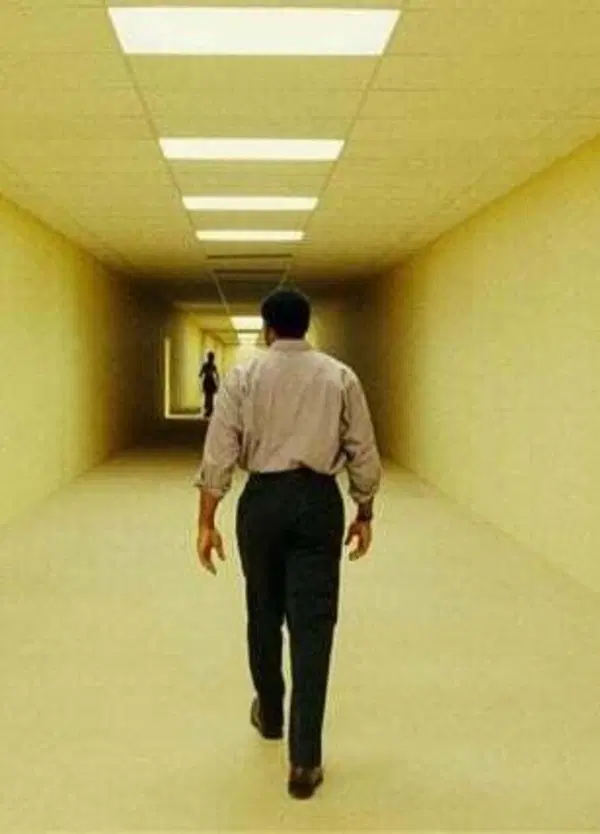 &ldquo;Backrooms&rdquo;, l&rsquo;horror di esordio di Kane Parsons: l'anno zero del cinema weird