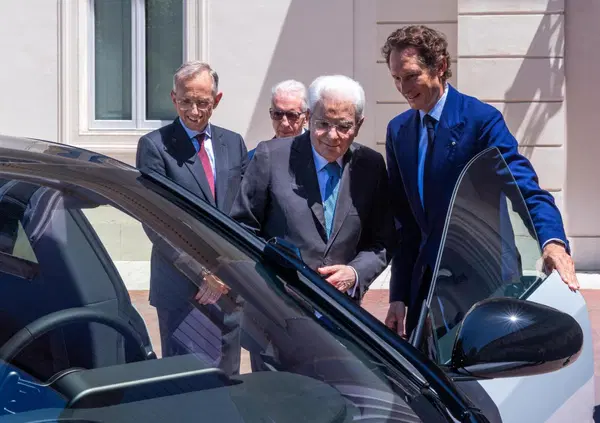La nuova Ferrari Luce elettrica fa incazzare tutti, soprattutto la borsa (-7%). Ma Elkann ha un piano per Stellantis (c&rsquo;entrano Wall Street, ma soprattutto Pechino) e dovrete aspettare il 2030 per capire se avr&agrave; ragione o no
