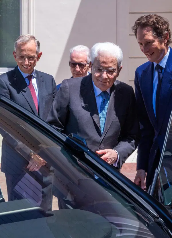 La nuova Ferrari Luce fa incazzare tutti, soprattutto la borsa (-7%), ma Elkann ha un piano per Stellantis