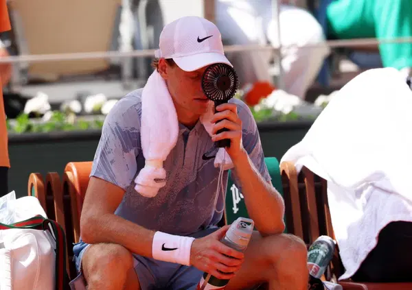 Il Roland Garros senza Sinner &egrave; mutilato? L&rsquo;eliminazione di Jannik apre scenari inediti: il sogno di Djokovic, il riscatto di una generazione incompiuta e i giovani Fonseca e Jodar