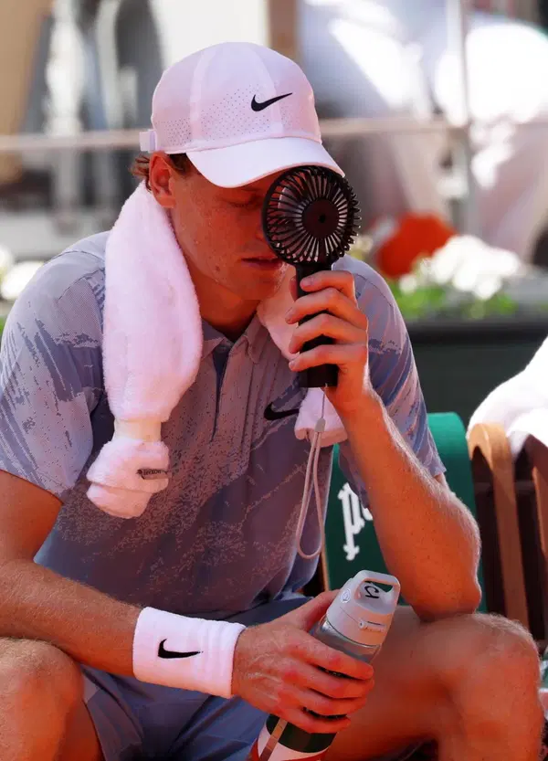 Il Roland Garros senza Sinner &egrave; mutilato? L&rsquo;eliminazione di Jannik apre scenari inediti: il sogno di Djokovic, il riscatto di una generazione incompiuta e i giovani Fonseca e Jodar